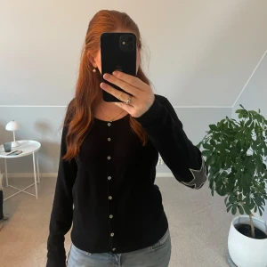 Svart kofta med stjärnor på armarna - Svart kofta med stjärnor på armarna, använd ett antal gånger men i fint skick. Koftan är i storlek M, men sitter jättebra på mig som har S vanligtvis! Priset kan diskuteras!