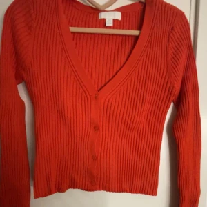 Röd stickad tröja/kofta - En röd stickad tröja från h&m som inte sälgs längre i storlek S. Använd få gånger och har bra skick.❤️