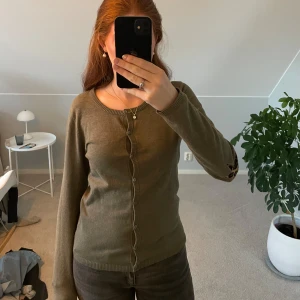 Kofta - Grön kofta med leopardstjärnor på armbågarna, fint skick! Koftan är i storleken M men passar bra på mig som är en S, Priset kan diskuteras🤗🤗🤗