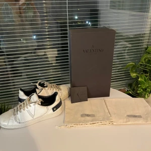 Valentino Garavani V sneakers - Jag säljer Garavans som jag köpte på plick eftersom de inte passade mig. Storlek 42,5, men kommer definitivt att passa 43,5-44. Skick 7/10 och de är inte nya. Vänligen meddela mig om du är intresserad eller har några frågor.