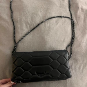 INTRESSEKOLL  - Intressekoll på min helt nya Zadig väska! Den är bara ett par veckor gammal och max använd 5 gånger. Ser helt som ny ut. Säljer endast vid rimligt prisförslag!! Nypris 4 095💕