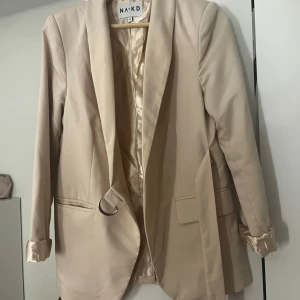 Kavaj - Jättefin och söt kavaj. Inte jättetjock i materialet. Färgen är otydlig men den är babyrosa. Storlek 32 jag antar att det är XS men passar perfekt till storlek S