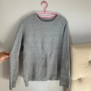 Grå stickad tröja🩶 - Jätte skön grå stickad tröja från vero Moda, använd men fortfarande i bra skick!🩶