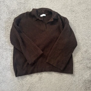 Stickad tröja  - Mörkbrun stickad tröja, aldrig använd 😊