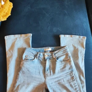 Perfect bootcut jeans - Ljusblå bootcut jeans från gina