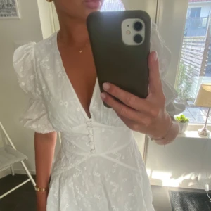 Klänning Adoore  - Adoore Sicily Mini Dress  Perfekt studentklänning! Helt ny med prislapp kvar. 💓 Säljer då den tyvärr är något kort för mig (är som referens 174cm)