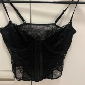 Korsett - Fin spets korsett med knäppning fram. Går att ha utan bh under