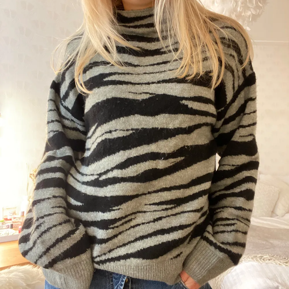 Såå fin tröja i zebra-ish mönster🧡🧡 något nopprig men jag ska ta bort det med noppmaskin innan den postas🐆. Stickat.