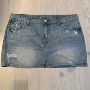 Jeanskjol - Ljusblå jeanskjol från american eagle. Storlek 8 vilket ungefär motsvarar 38/40. Bra skick 😻