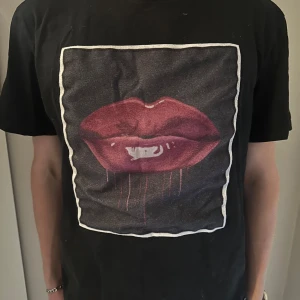 Limitato T-Shirt - Säljer denna riktigt snygga och exklusiva Limitato T-Shirt som är i storlek L men krympt i tvätten så den passar även S/M ny pris är runt 2000kr Tröjan är i ett väldigt bra skick då den är använd ett fåtal gånger!