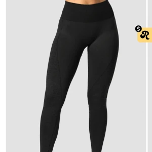 Nya iciw tights🤍 - Säljer mina nya iciw tights då de är för små för mig, drog tyvärr av lapparna därför kunde jag inte returnera men de är helt oanvända💕