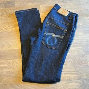Nudie jeans  - Tja säljer nu dessa nudie jeans då dom inte passar längre, skick 8/10 det ända är snus märket på bakfickan, vid andra funderingar är det bara att höra av sig 👍🏼