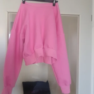 Rosa quiltad tröja - Säljer en superfin rosa tröja med quiltat mönster. "Magtröja"med långa ärmar med ribbade muddar. Perfekt för en mysig dag hemma eller en chill dag ute. 💖
