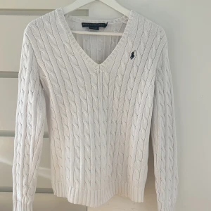 Ralph lauren tröja - Ralph lauren tröja i storlek S men passar xs bra. Små rosa fläckar längre ner på tröjan, men tycker inte de märks så mycket. Pris kan diskuteras