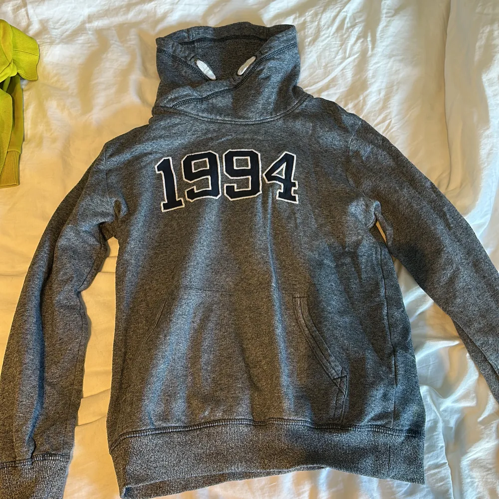 Den är väldigt bra till vintern. Bra skick . Hoodies.