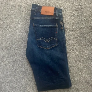 Replay anbass jeans  - Hej! Jag säljer ett par replay anbass  jeans. Inte använda och i ny skick. Storlek 28/30 