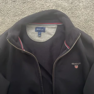 Gant fullzip  - Hej! Jag säljer en gant fullzip tröja i väldigt bra skick. Ny pris 900 och storlek Xs. 