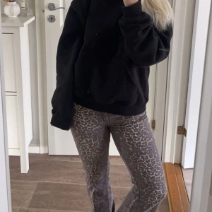 Leopard jeans - Hejjj, vill kolla intresset på dessa skitsnygga och populära leopard jeans från nelly då de inte kommer till så mycket användning längre😢😢 kom gärna med bud!!!💕💕🐆🐆(andra bilden är lånad)