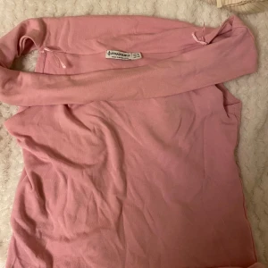 Rosa tröja från Stradivarius - Säljer en söt rosa tröja från Stradivarius. Den är i storlek M och har en mjuk och bekväm passform. Perfekt för vardagsbruk eller en avslappnad dag ute. Tillverkad i Bangladesh.