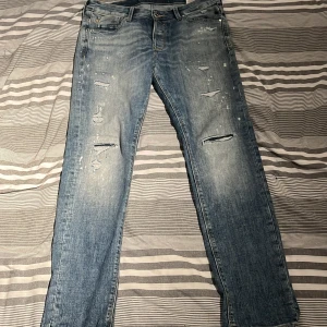 J&J jeans - Ett par väldigt snygga Jack and Jones jeans slim fit. Dessa jeans har väldigt snygga slitningar. Storlek 32/32. Pris 599kr⭐️⭐️