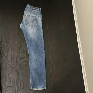 Dondup jeans - Dondup jeans med snygga och unika slitningar. Skick 8/10. Nypris 3000. Mitt pris 1049 Längd 102, bredd 41