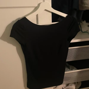 Topp - Svart topp med öppen rygg skitsnygg💕💕