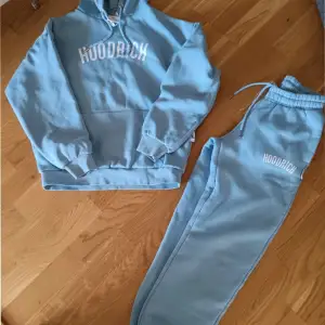 Hoodrich hoodie och byxor i matchande färg,ljus blå och vit  Storlek XS