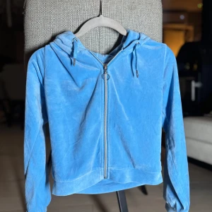 Blått mjukissätt  - Mjukisar byxor och tjock tröja 