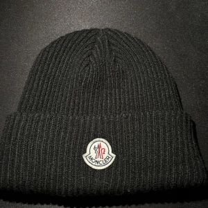 Moncler mössa  - Bra skick, använd i 2 veckor köpt från NK