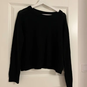Stickad svart tröja  - Stickad svart tröja i storlek M