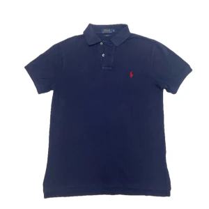 Mörkblå Ralph Lauren piké  - En jättefin klassisk mörkblå Ralph Lauren piké slim fit storlek M den är i mycket fint skick, kom gärna med prisförslag eller fråga om extra bilder👍