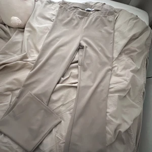 Byxor - Skitsnygga kostymliknande byxor med bootcut från lager157, använda en gång. Jättefin brun/beige kall färg och stretchigt material, men som sätter sig i snyggt i passformen! Storlek M men passar S lika bra