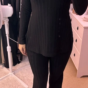 Shein co-ord knitted set - Svart sett från Shein. Jättebekväm och perfekt för hösten. Den är knitted och använd några gånger.