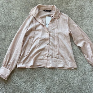 Rosa blus från zara - Säljer denna helt oanvända blusen med lappen kvar från zara då den aldrig kommer till andvändning💞nypris 379