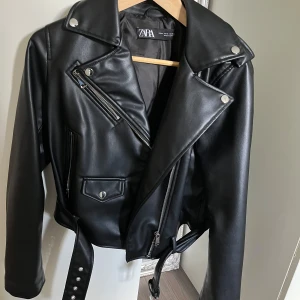 Skinnjacka från Zara - Superfin skinnjacka från zara. Väldigt liten i storleken. 