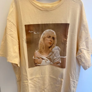 Billie Eilish t-shirt - Beige Billie Eilish t-shirt som passar perfekt till konserten eller bara till vardags. Köparen står för frakten.❣️ Storlek 146/152 men är väldigt storleken så passar nog xs/s