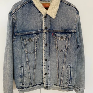 Levis jeansjacka - Levis jeansjacka med teddyfoder I fint skick men använd  Storlek L. Finns på fler sidor