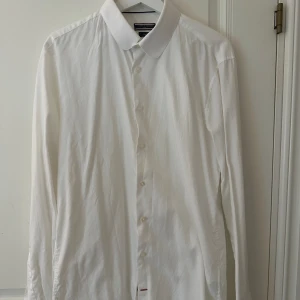 Vit Tommy Hilfiger skjorta  - Använd ett par fåtal gånger, slim fit, storlek 41/ 16