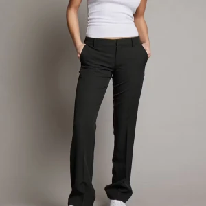 Kostym byxor  - Vilma kostymbyxor från bok bok jätte populära ofta slutsålda använd 3-5 ggr ligger bara i min garderob kan tänkas gå ner i pris nypris 500