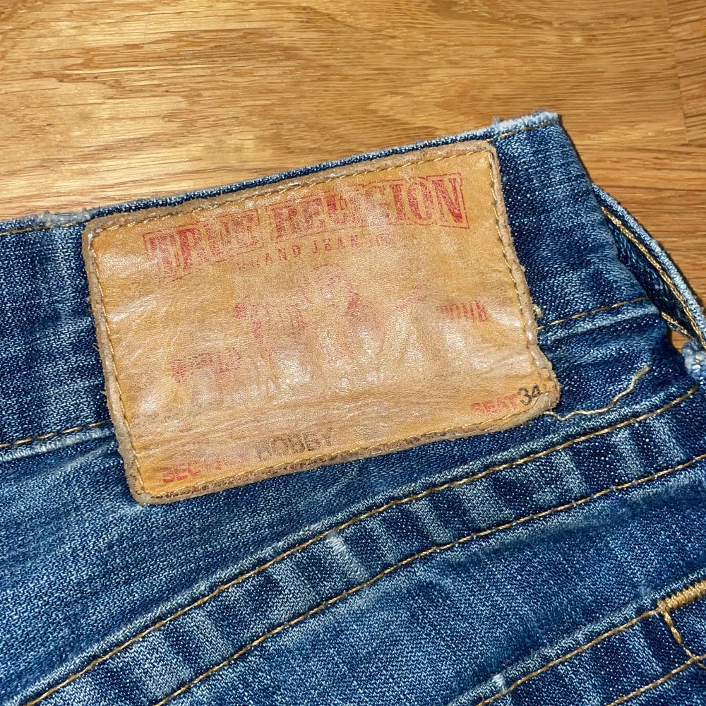 Ett par riktigt snygga true religion jeans i storlek 30. Andvända ett fåtal gånger i helt ok skick.. Jeans & Byxor.