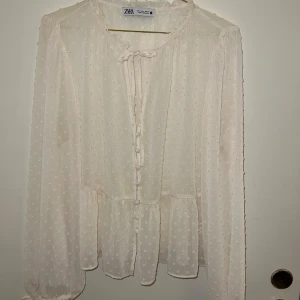 Blus  - Jätte fin blus från Zara! Använd 1 gång