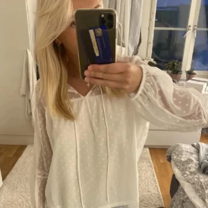 Vit blus - Säljer denna fina blus då den inte kommer till användning (lånad bild) skriv för fler bilder💕