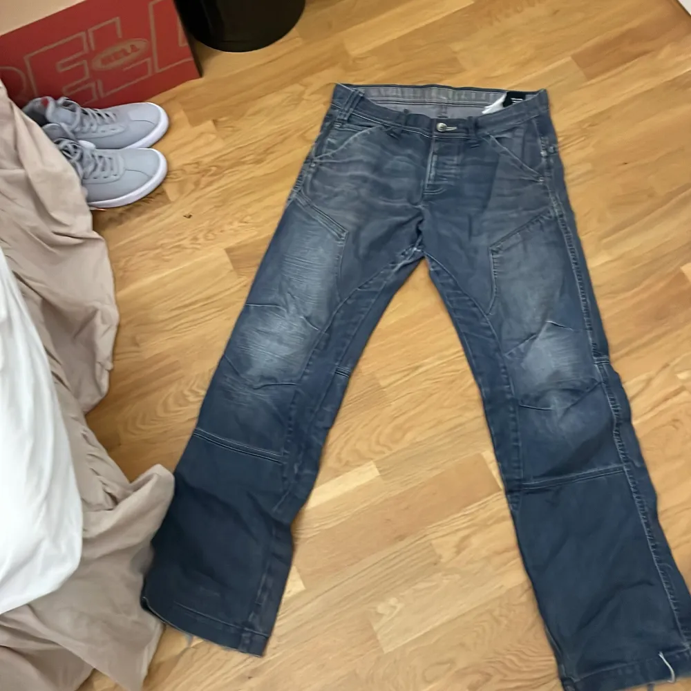 Snygga jeans. Hittar inte storlek men skulle säga att dom är ungefär 31/32 Ganska bra skick. Jeans & Byxor.