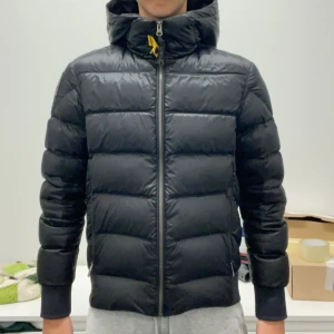 Parajumper Pharell Jacka - Hej, jag säljer denna parajumper jacka som är i mycket gott skick. Jag köpte den ny förra vintern och säljer den eftersom den inte längre passar mig. Den är äkta vilket syns på en av bilderna. Hör av dig för fler frågor eller funderingar👍☺️