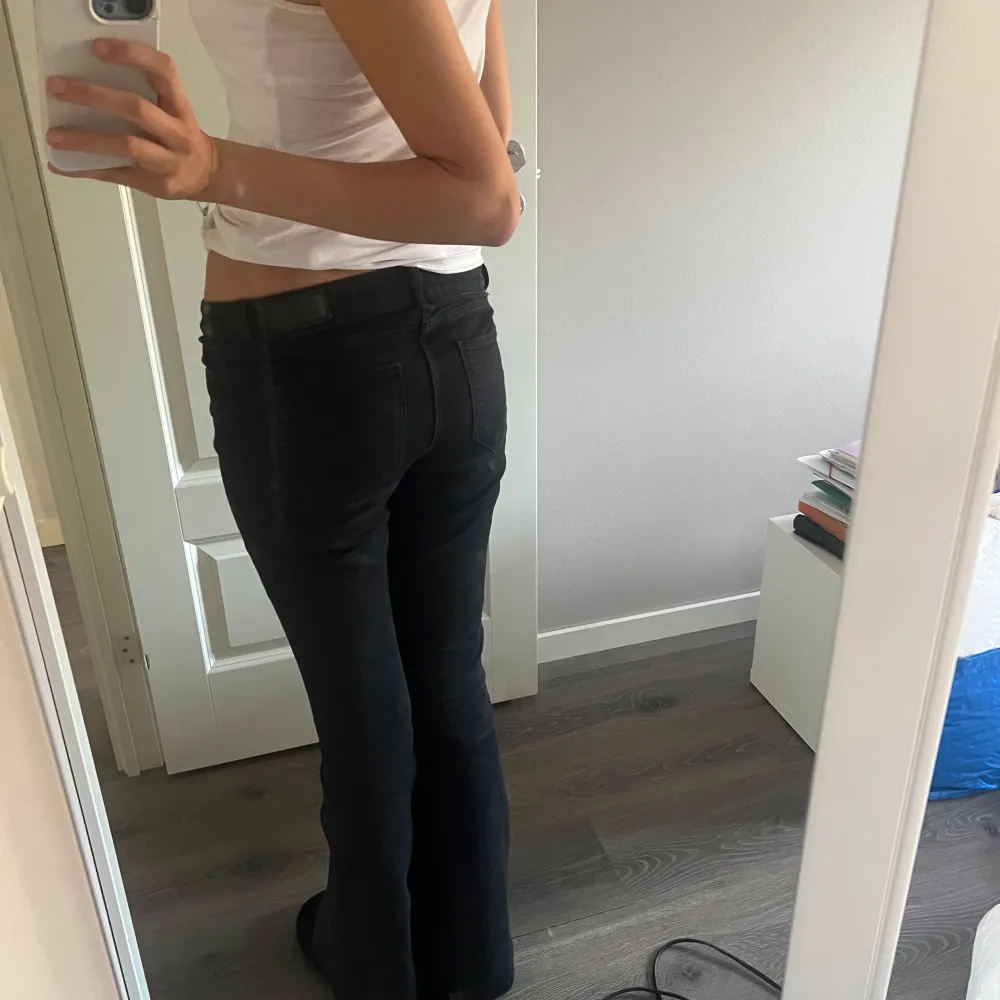 svarta lågmidjade jeans från veromoda i storlek M/32. dom passar mig och jag är 172. midjan rakt över: 36cm innerbenslängd: 78cm i jättebra skick. Jeans & Byxor.