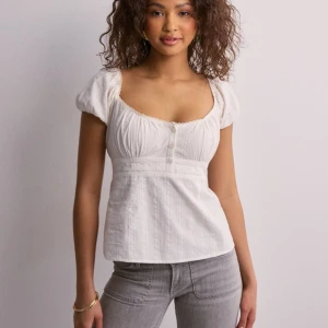 Blus  - (Lånade bilder från Nelly) Supersöt blus som tyvärr var för liten för mig. Egna bilder med tröjan på kan ordnas vid behov 💕