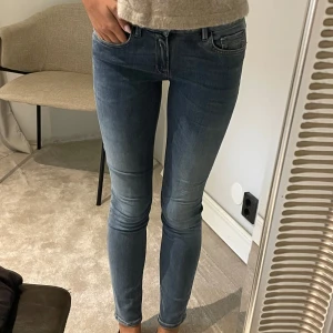 Replay jeans  - Så snygga stretchiga jeans från Replay! Modellen heter LUZ och de är i storlek W27/30. Nyskick!💘