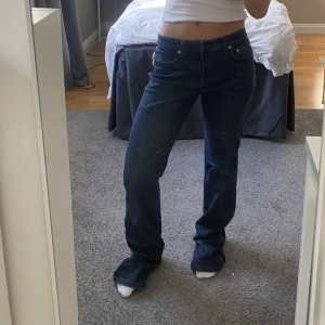 Lågmidjade Filippa k jeans - Lågmidjade Filippa k jeans. Jeansen är ganska långa på mig som är 155 så passar de flesta! Storlek 30 EU, midjemått 80, innerbenslängd 84. 