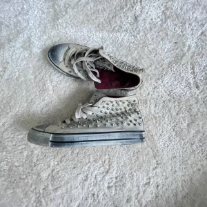 Loubs - Säljer mina skor, jag har aldorg använt de, darför säljer jag de. De är i storlek 39 men jag kan ha de som har 38 men då är de lite stora💕💕 kan sänka priset vid snabb affären 