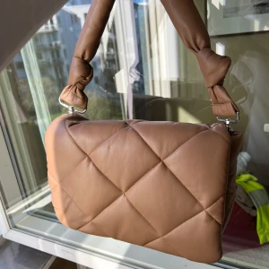 Clutch Bag, Stand Studios - Säljer min fina Wanda Clutch Bag ifrån STAND Studios! Köpt för nått år sen och är knappt använd, så ser ut som helt ny. Kommer med crossbody axelrem som är fortfarande i plast.  Nypris 419euro 